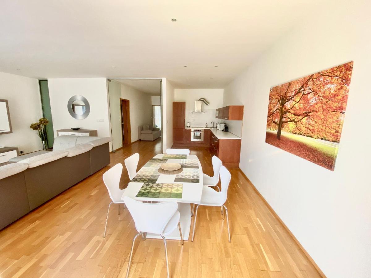Apartment Korunni Dvur 130M2, 2 Free Parkings Prag Exteriör bild